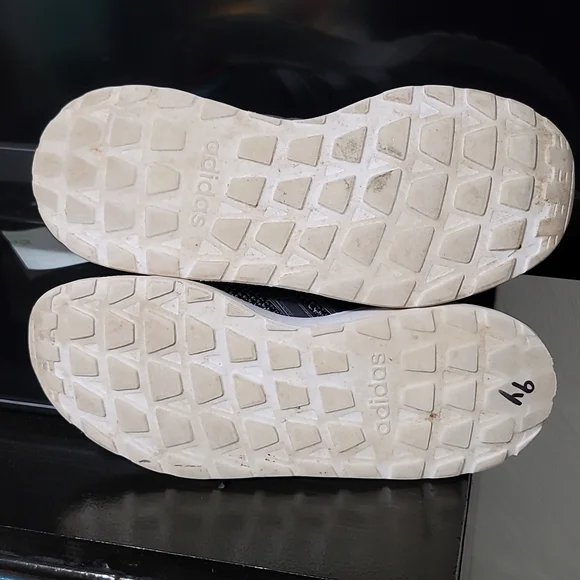 Adidas Questar Flow sneakers.  Size 6. (96) - Picture 5 of 5